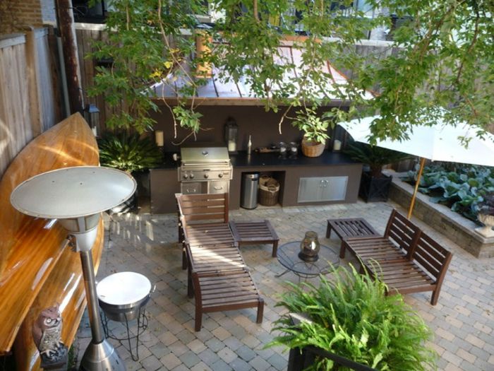 Grilovací kútik a salónik s drevenými ležadlami