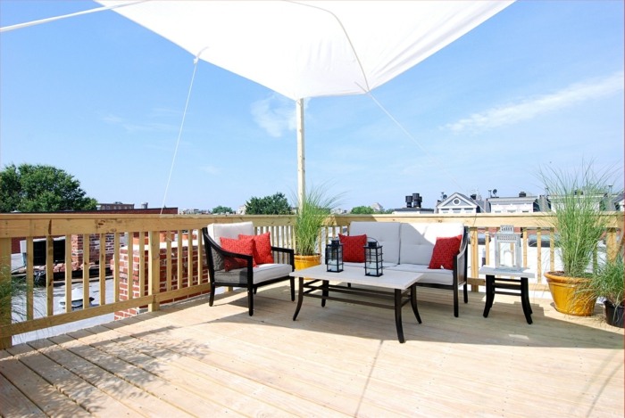 s dáždnikom a kovovým nábytkom