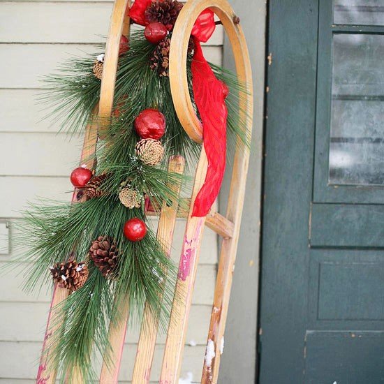Vianočné verandové balkóny zdobia šišky ozdobiť šišky vianočná guľa červená mašľa