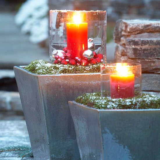 Sviečky zdobia červenú guľu striebornej farby Nápady na dekoráciu sviečok záhradný balkón v zime