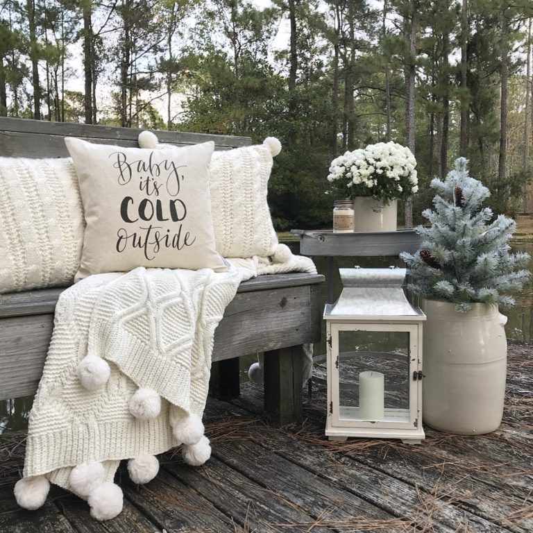 Vianočná ozdobná terasa puristická s umelým vianočným stromčekom v kvetináči