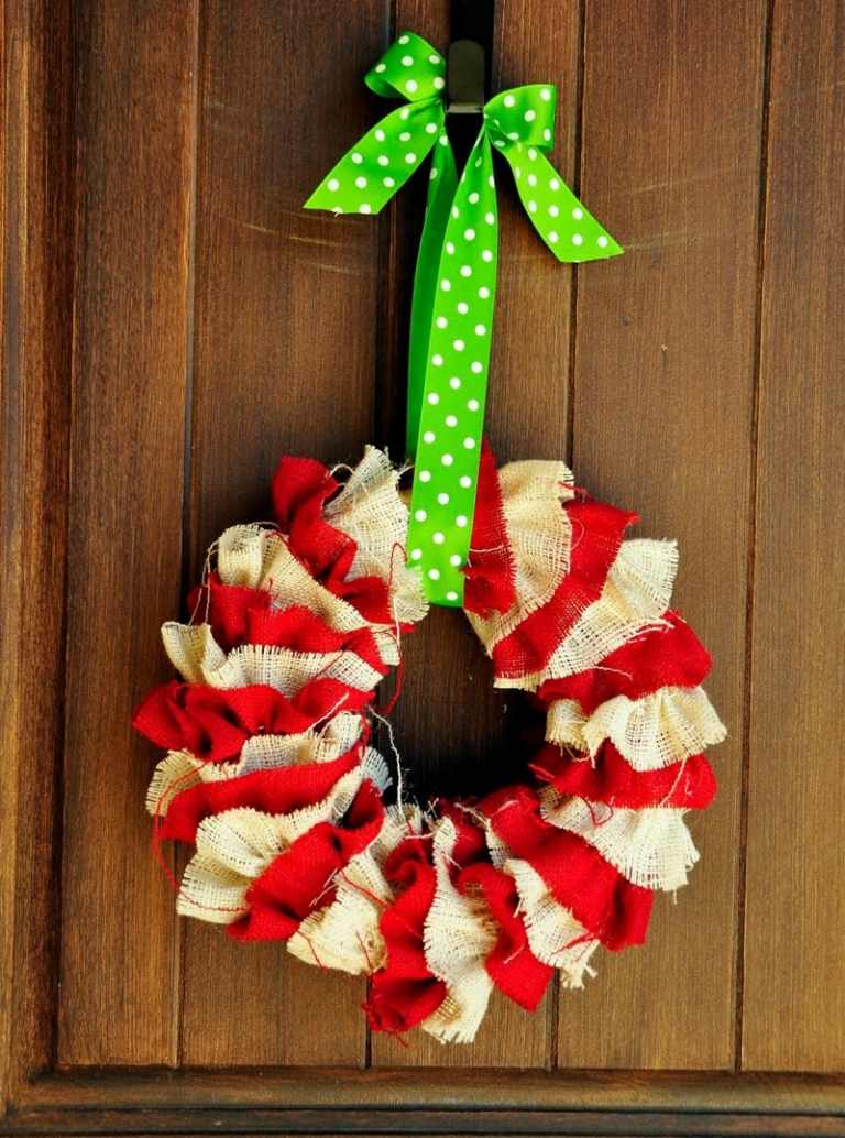 Vianočné ozdoby v záhrade - venček na dvere vyrobený z ľanu v červenej a bielej farbe vianočná dekorácia v záhrade dvere veniec nápad červená biela rustikálna zelená stuha neón