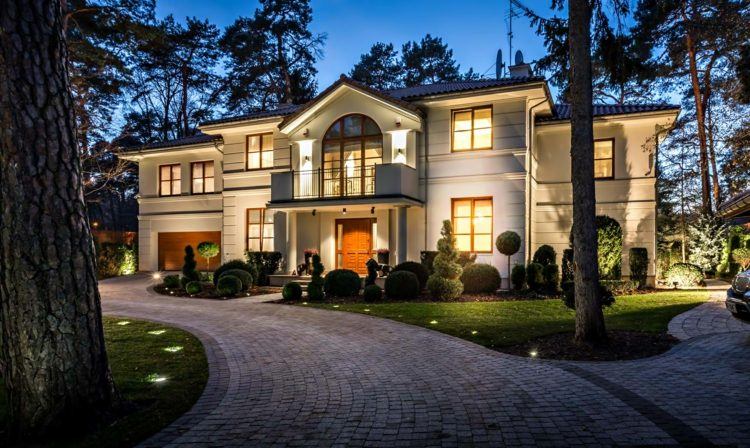 luxusná vila-návrhy-príjazdová cesta-predný dvor-biela-fasáda