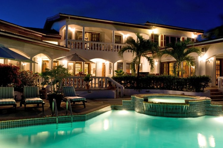 luxusná vila-designy-stredomorské-vkusné osvetlenie-balkóny-jacuzzi