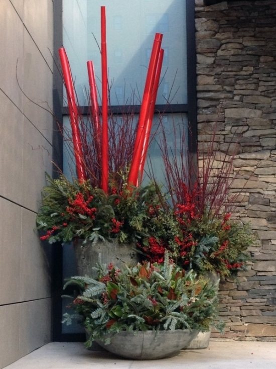 nápady bambusové palice dekorácia červená farba kvetináče betónové bobule