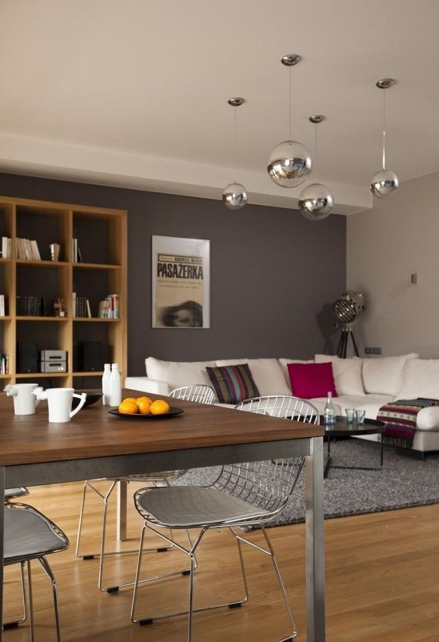 Nápady na maľovanie do obývačky sivobiela sedačka-polička na drevo