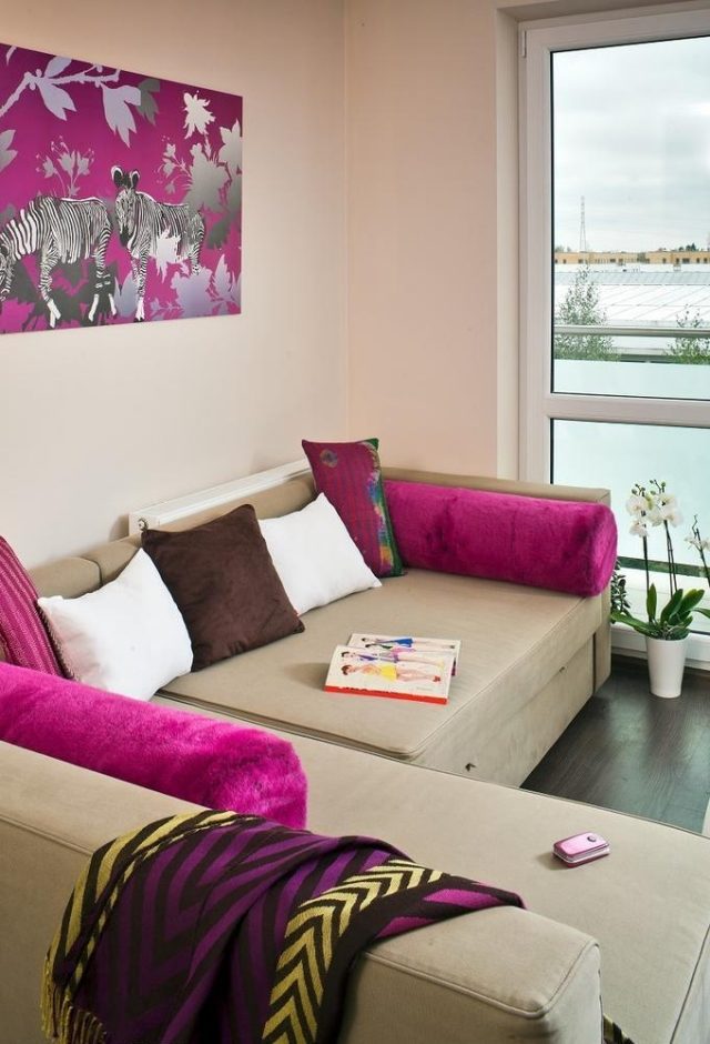 Nápady pre obývaciu izbu maľujú rohovú pohovku akcenty fuchsie