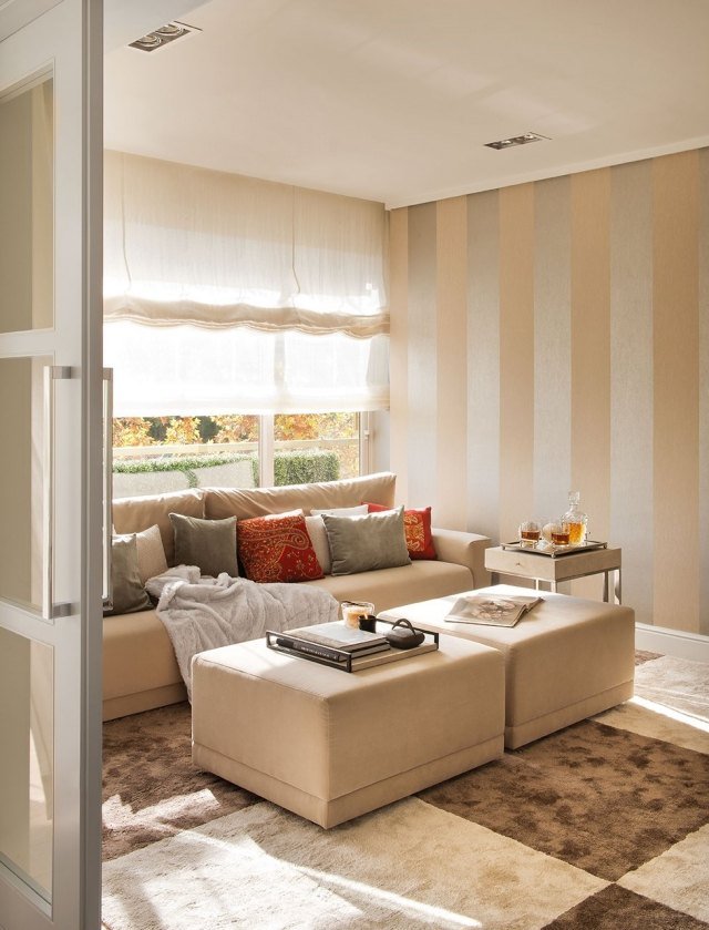 malá obývačka-stena-dizajn-kapucino-strieborné-pruhy