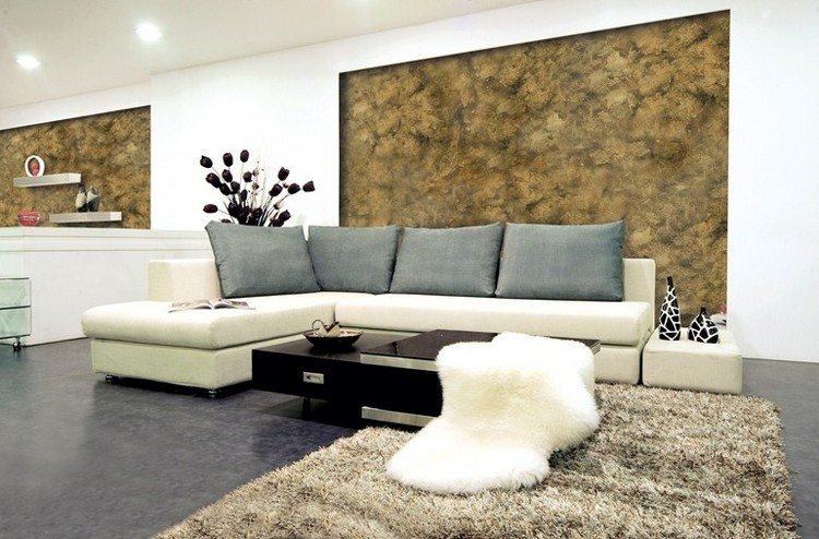 hnedá efektová farba a čalúnená pohovka krémovej farby so sivými vankúšmi kreatívne bývanie-nápady-stena-dizajn-farba-obývačka-hnedá-rohová sedačka-krém-KLONDIKE-VALPAINT