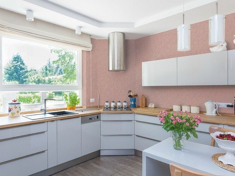 ružová efektová farba za kuchynské linky s bielymi prednými časťami a drevenými pracovnými doskami kreatívne bývanie-nápady-stena-dizajn-farba-kuchyňa-ružová-biela-fronty-Millicor-Eco-VALPAINT