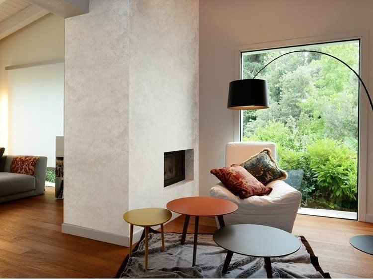 farba krémového efektu na stenu krbu - tmavá drevená podlaha a doplnky v zemitých farbách kreatívne bývanie-nápady-stena-dizajn-farba-krb-izba-delič-marcopolo