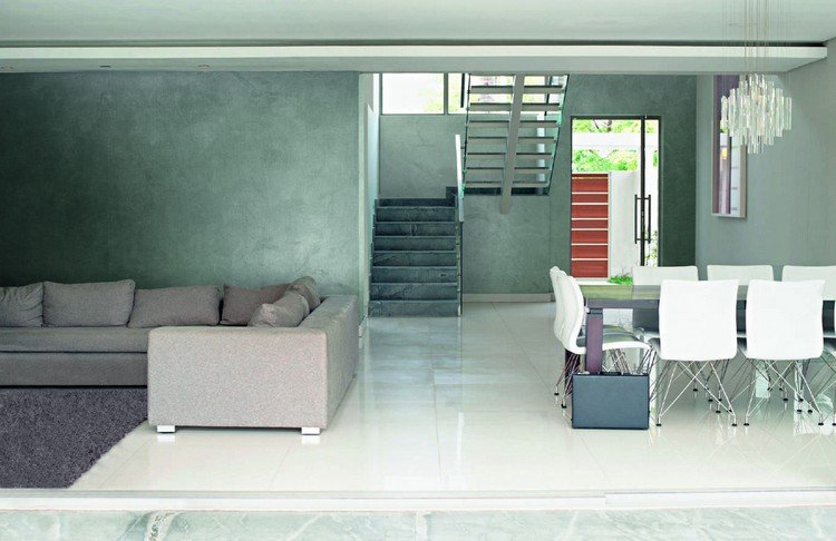 svetlo šedá farba na stenu s kovovým leskom Cadoro kreatívne-nápady na bývanie-obývačka-stena-dizajn-svetlo-šedá-metalíza-lesk-kadoro