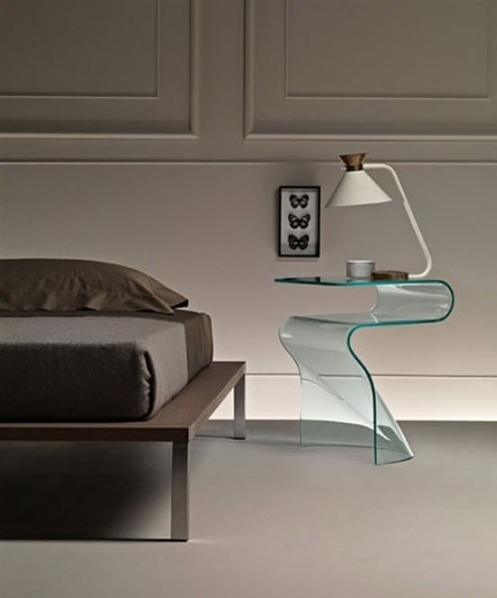 Sklenený nočný stolík TOKI zakrivený Setsu Shinobu Ito fiam Sklenený nočný stolík TOKI Setsu Shinobu Ito fiam