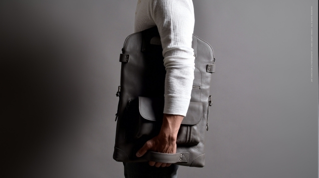 2 Rozbaľte neutrálnu koženú tašku, rôzne možnosti nosenia 2 Rozbalte-neutrálna-kožená-taška-rôzne spôsoby nosenia