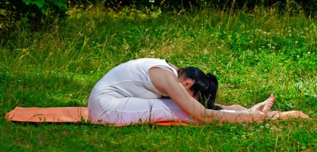 cvičenie doma zostať fit hlava kolená predklon