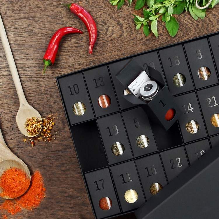 24 pohárov s rôznym korením Tipy na darčeky na Vianoce rodičia-priateľ-priateľka-korenie-advent-kalendár-okuliare