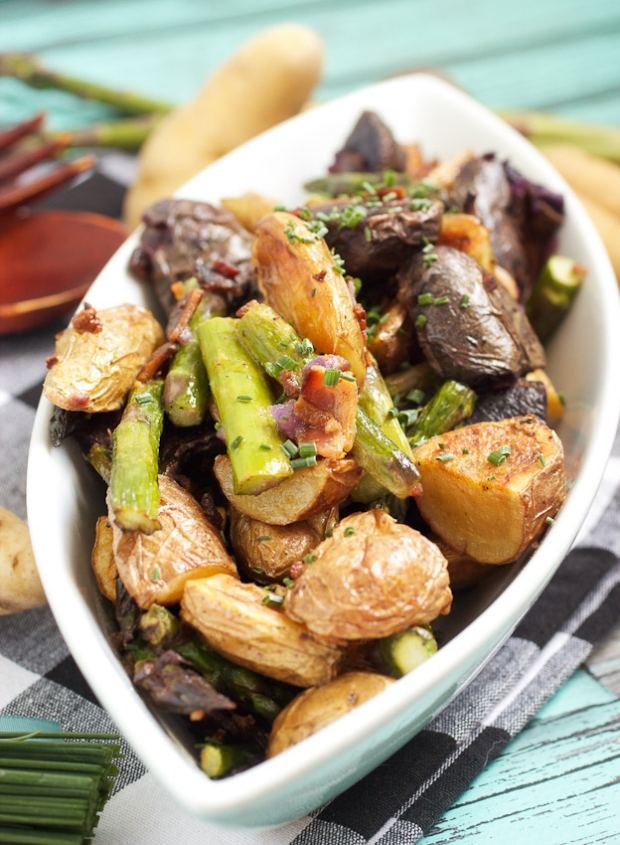 grilovaný steak a pečené hovädzie mäso príloha k zemiakom so špargľou grilovaná-steaková príloha-zemiakové jedlá-špargľa-šalát-neskoré-zemiaky