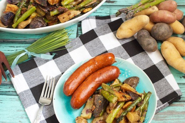 Hlavné jedlo s prílohou k mäsu a klobásam, vyprážaným zemiakom a špargli grilované prílohy-jeseň-recepty-so-zemiakmi-špargľou-správne-varenie