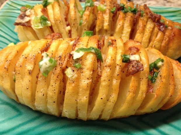 hasselback zemiakové jesenné recepty zľahka ochutené tymianom Zemiakovo-jesenne-recepty-harmonika-zemiaky-s-bylinkami