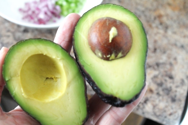 Zrelé-avokádové-polovičné-šupky-jadro-recepty-bez-sacharidov