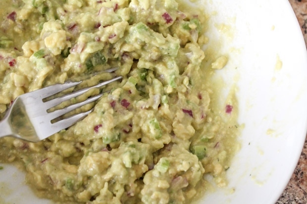 Tuniak-v-miske-s-vidličkou-maškrta-recept-avokádový šalát