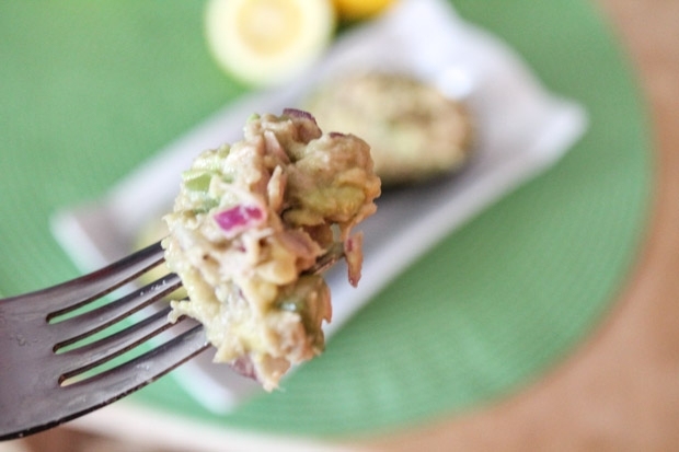 Recepty-bez-uhľohydrátov-avokádové polovičky-s-tuniakom-občerstvenie-medzi jedlami