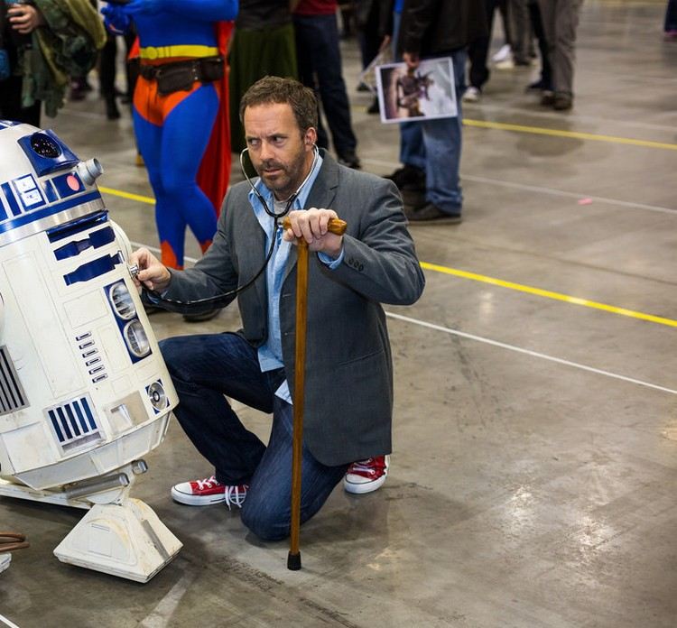 halloween-kostým-nápady-tv-dr-dom-sivý-blejzer-modrá-košeľa