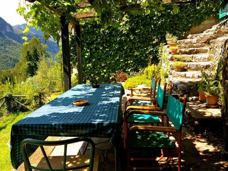 príklady-terasa-design-toskánsko-tienidlo-krytina-príroda-slnko-mach-brečtan