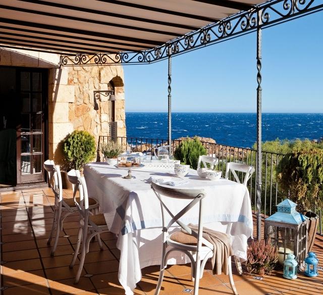 Príklady dizajnu terasy - jedálenský kút - terakotová dlažba - tepané železo - tienenie pergoly