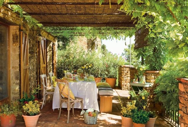 terasa-jedálenský kút-zastrešenie-bambusové rohože-popínavé rastliny