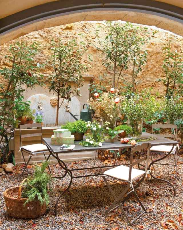 terasa jedálenský kút Toskánsko vkus kovaný železný nábytok fontány stromy Príklady návrhu terasy -jednávacia-oblasť-tepané-železo-nábytok-fontány-stromy