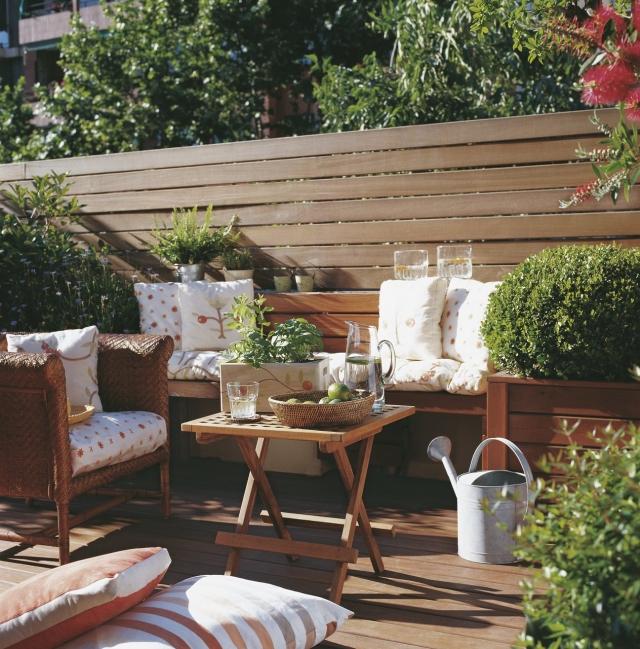 dizajn terasy toskánsky vkus drevený nábytkový vankúš ochrana súkromia dizajn terasy-Toskánsko-vkus-drevený nábytok-vankúše-ochrana súkromia