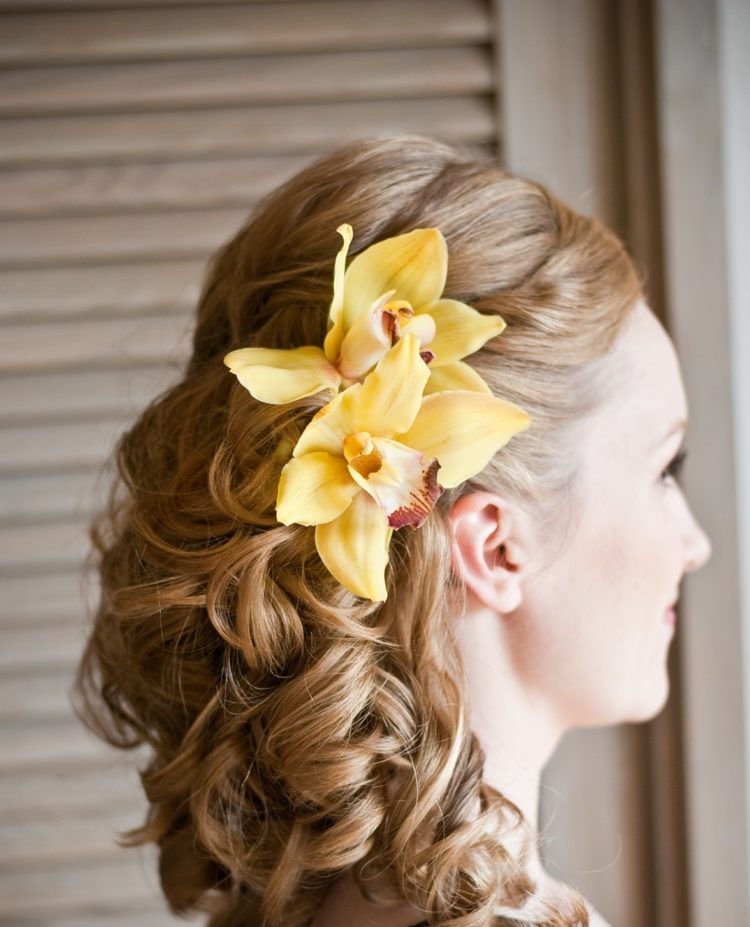 Pootvorené svadobné účesy s orchideami v žltej farbe žlté orchidey pekne stočiť pootvorený svadobný účes
