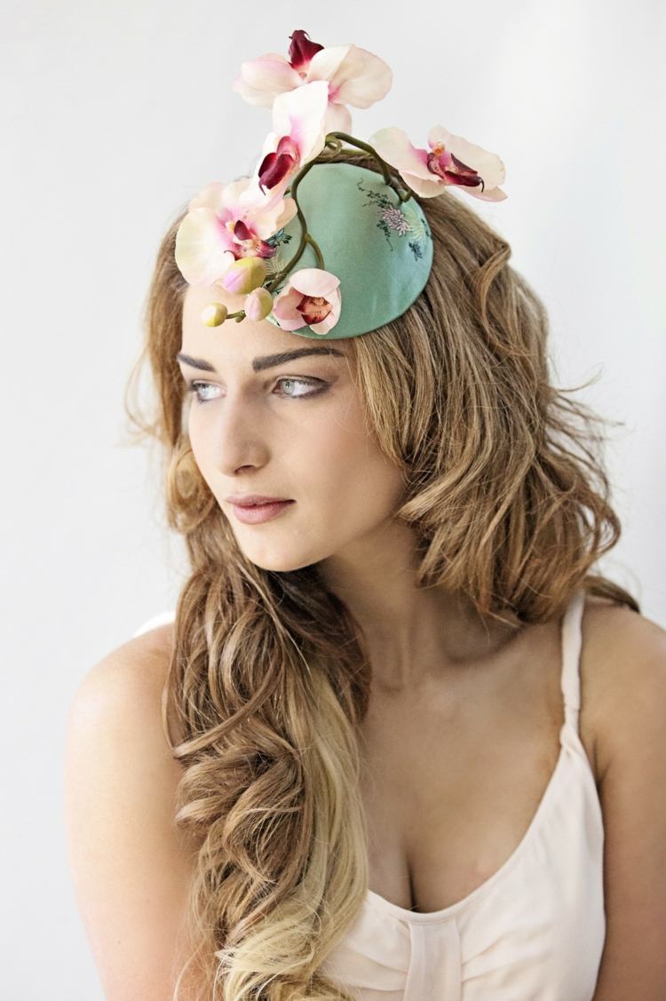 Svadobné účesy s orchideami - celý kvetný stonok s púčikmi kvety orchidey otvorené svadobné účes klobúk príslušenstvo svadba