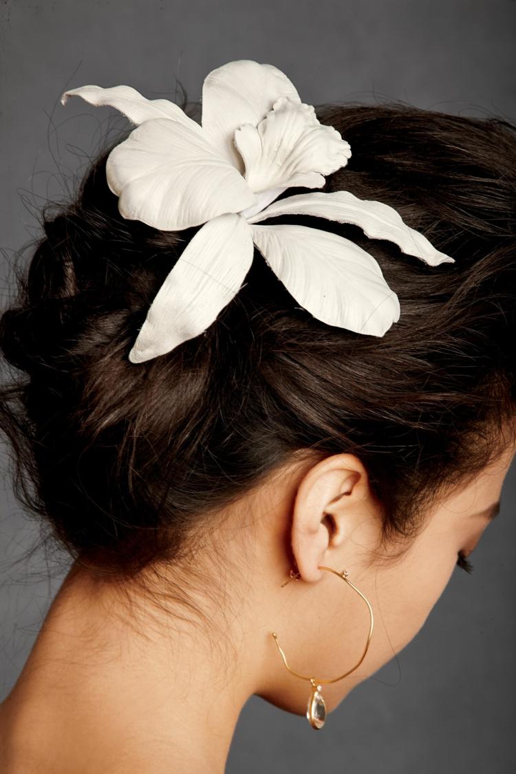 Na svadobný účes si môžete vybrať aj umelú bielu orchideu elegantné svadobné účesy s orchideami bielymi náušnicami updo