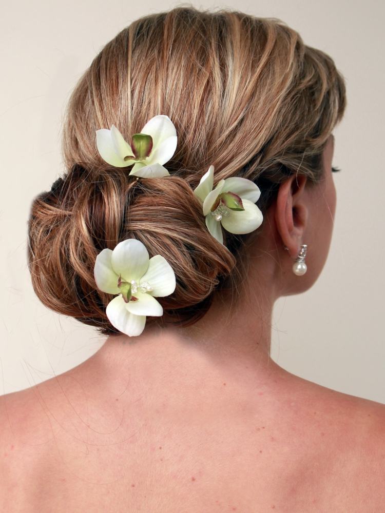 Umelé orchidey v bielej a zelenej farbe s perleťovými akcentmi elegantné svadobné účesy s drdolom z orchideí a zeleného kvetu