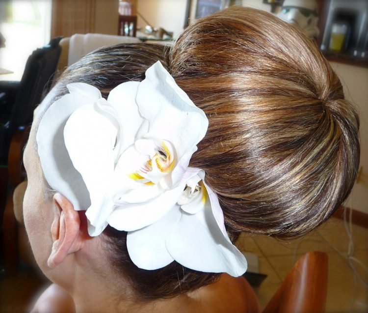 Svadobný účes s veľkým elegantným drdolom a bielymi kvetmi orchideí drdol elegantné veľké orchidey biely nápad svadobný účes