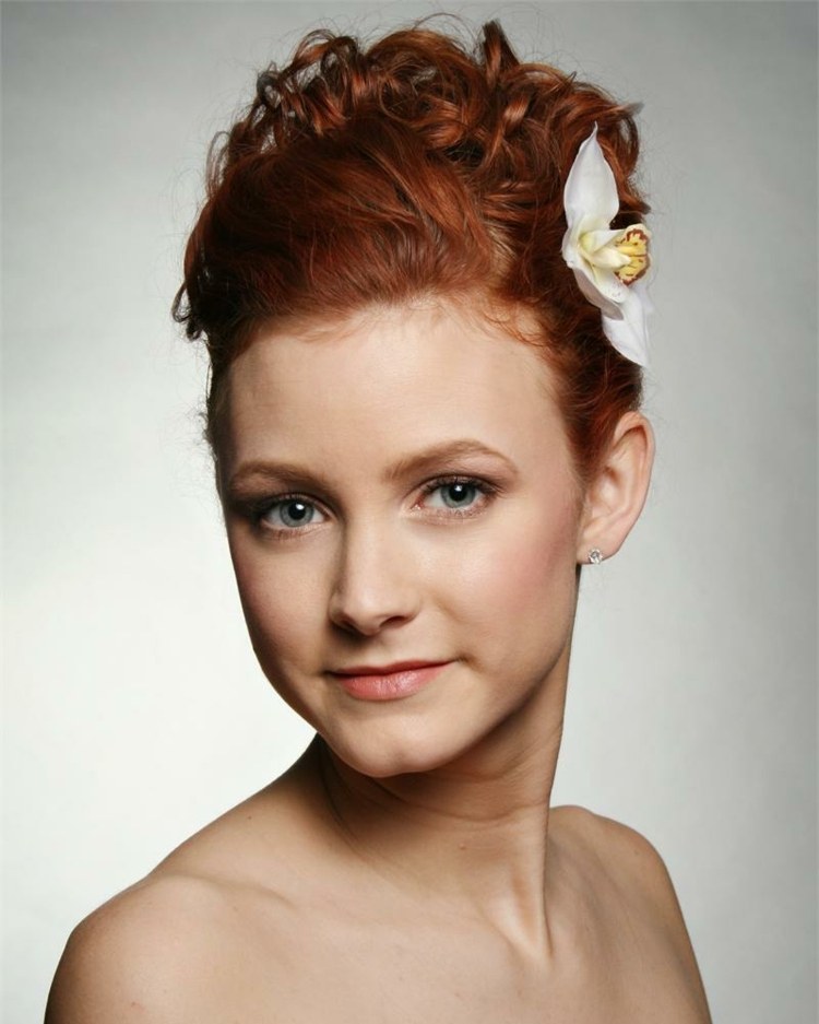 Svadobný účes s pripnutými, kučeravými vlasmi a orchideou svadobné účesy s orchideami ryšavé vlasy biele orchideové kučery