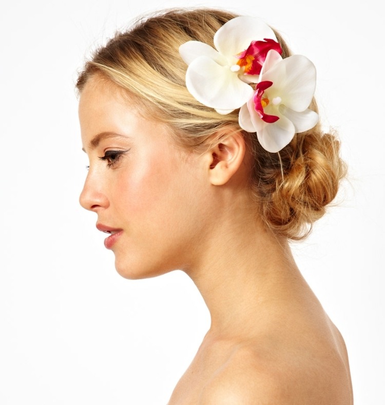 Ležérny svadobný účes s drdolom a veľkými elegantnými kvetmi orchideí drdol ležérne svadobné účesy s orchideami biela ružová