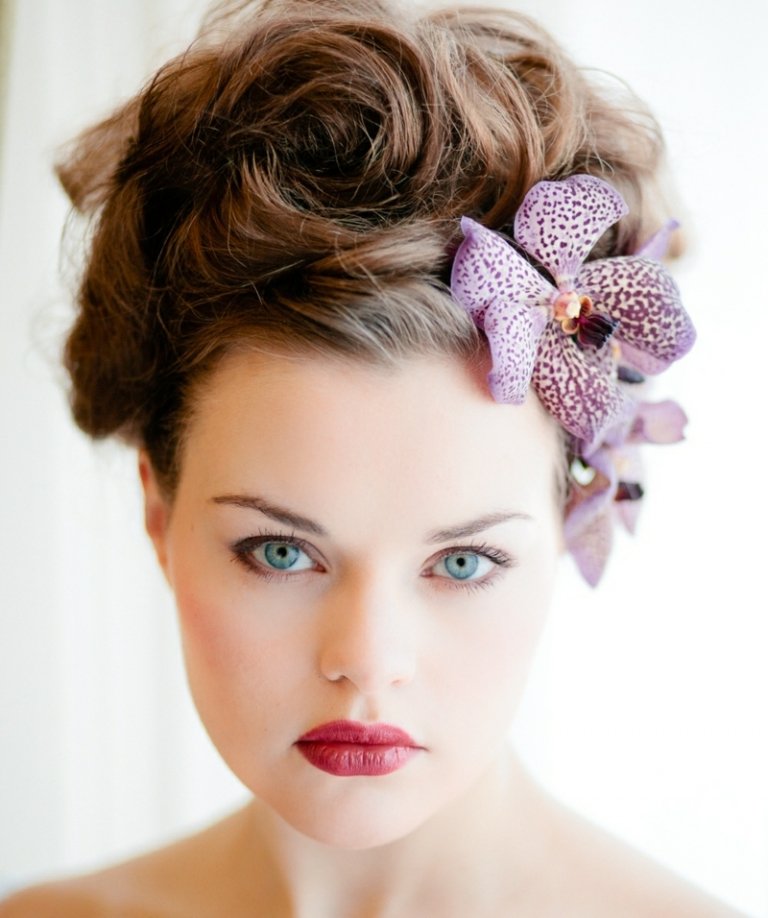 Svadobné účesy s orchideami - updo s fialovými kvetmi svadobné účesy s orchideami fialová updo svadba