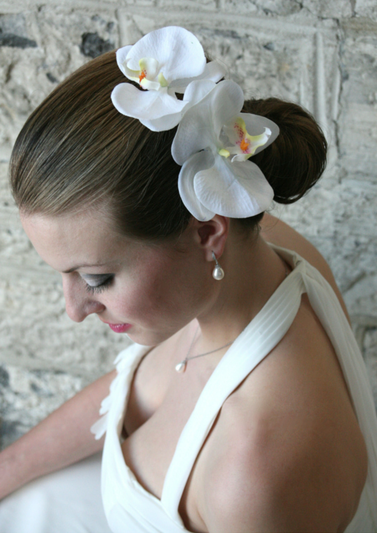 Ozdobte updo bielymi orchideami veľká orchidea kvet drdol svadobný účes reťaz svadobných šiat