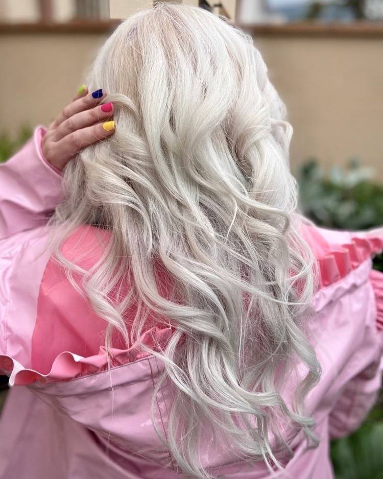 farba vlasov blond strieborná blond v trende