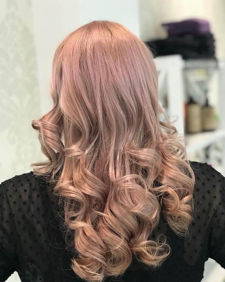 Farba vlasov ružová blond je trendom pre blondínky
