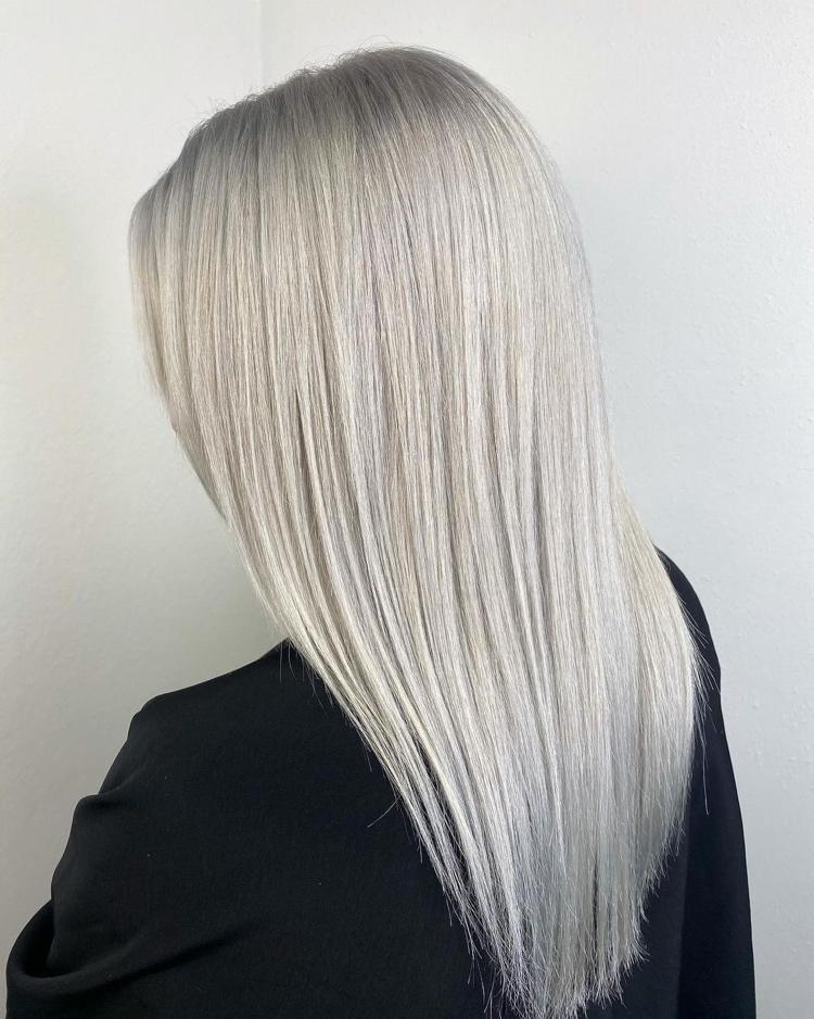 trendová platinová blond farba vlasov