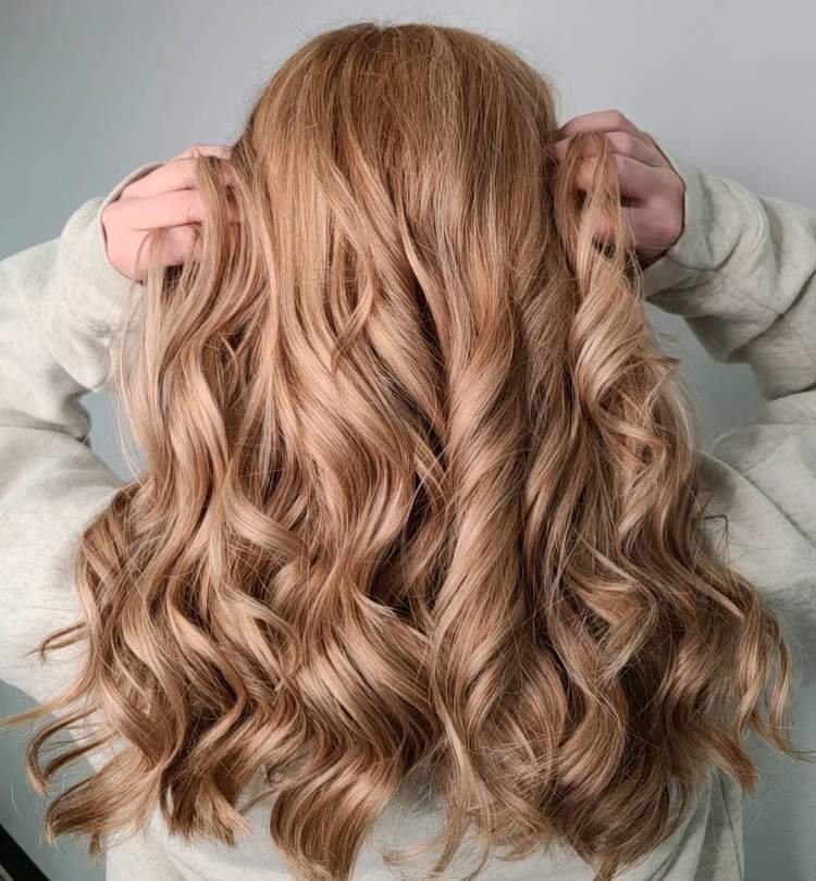 Jahodová blond farba vlasov na blond vlasoch