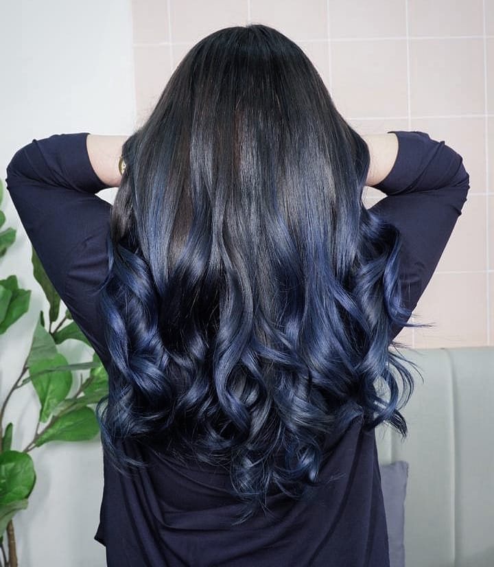 Vlasy čierna modrá balayage polnoc modrá