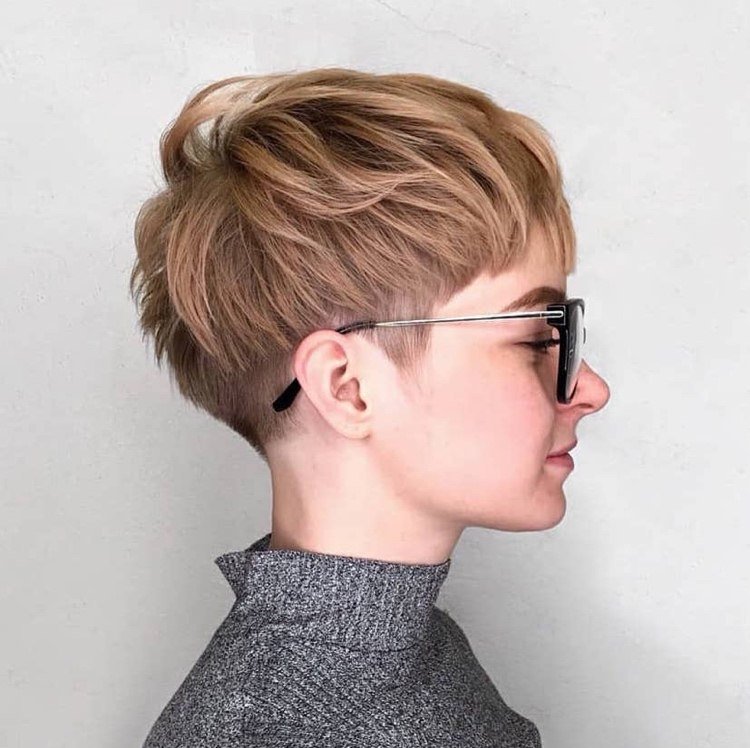 tmavé blond krátke vlasy