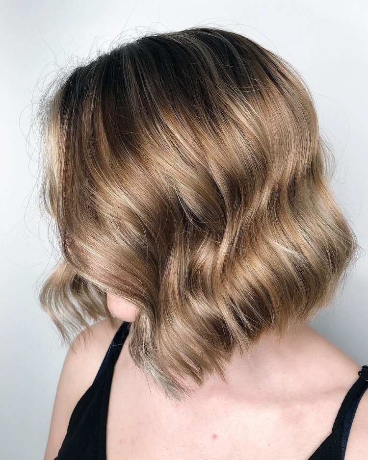 Bronde balayage bob s tmavou základňou