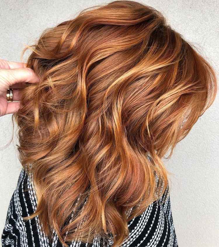farba vlasov karamel s blond melírom pre krátke vlasy