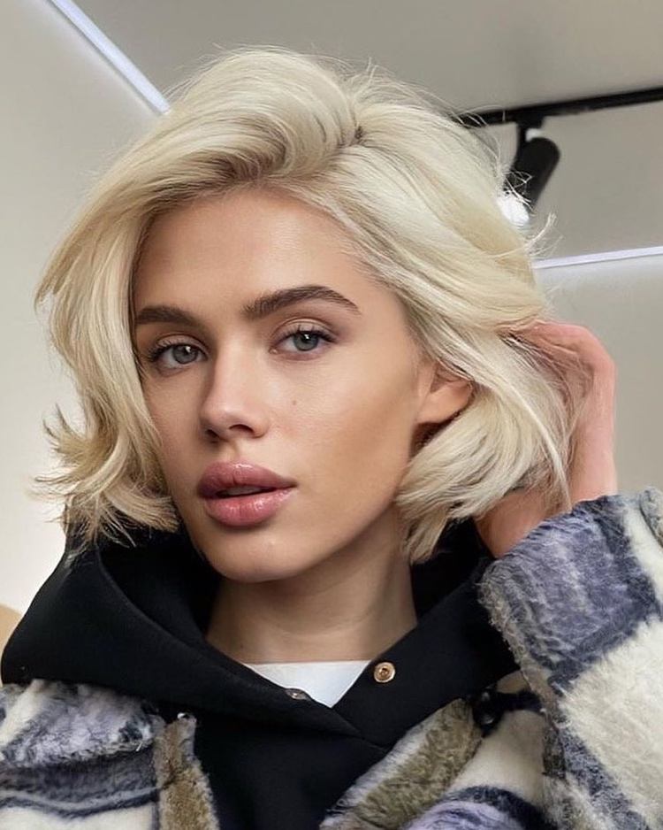 Krémová blond sa hodí k modrým očiam a krátkym vlasom
